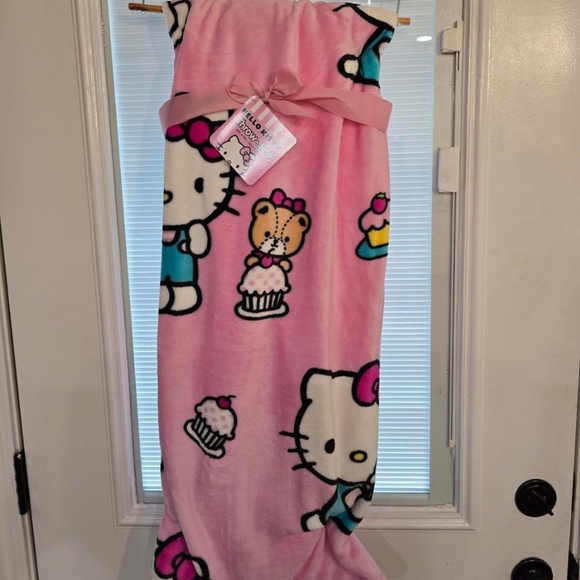 Hello Kitty cupcake blanket - Picture 1 of 1